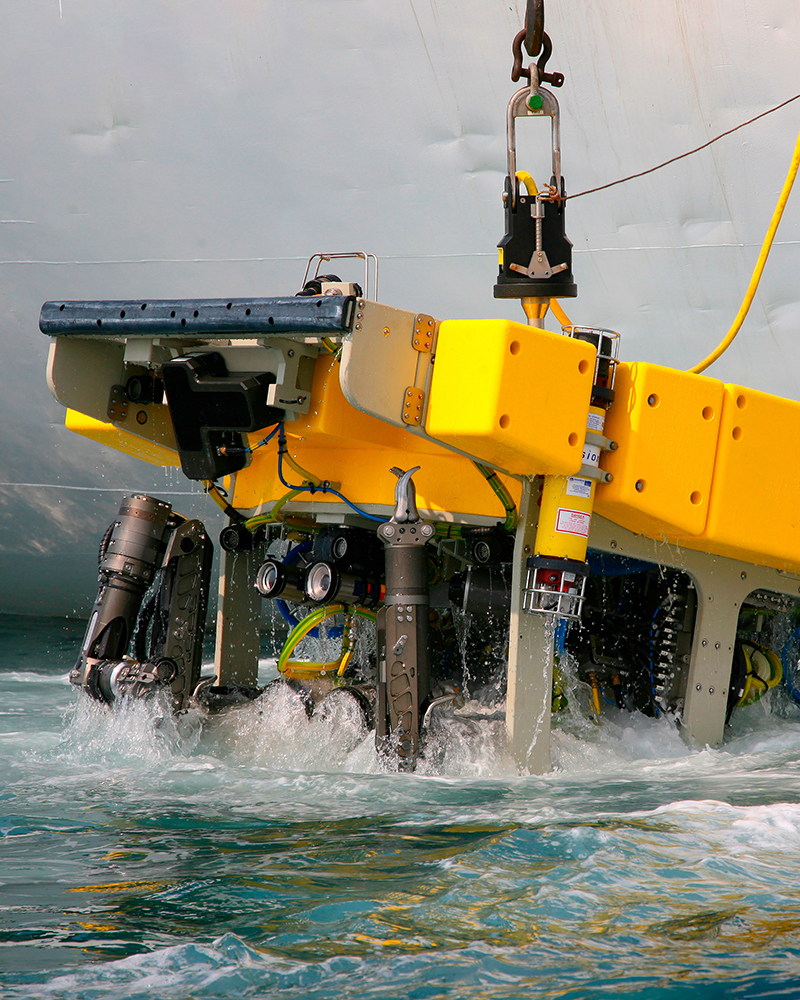 Esplorazione scientifica in mare profondo a bordo di una nave da ricerca con veicolo subacqueo telecomandato (ROV).