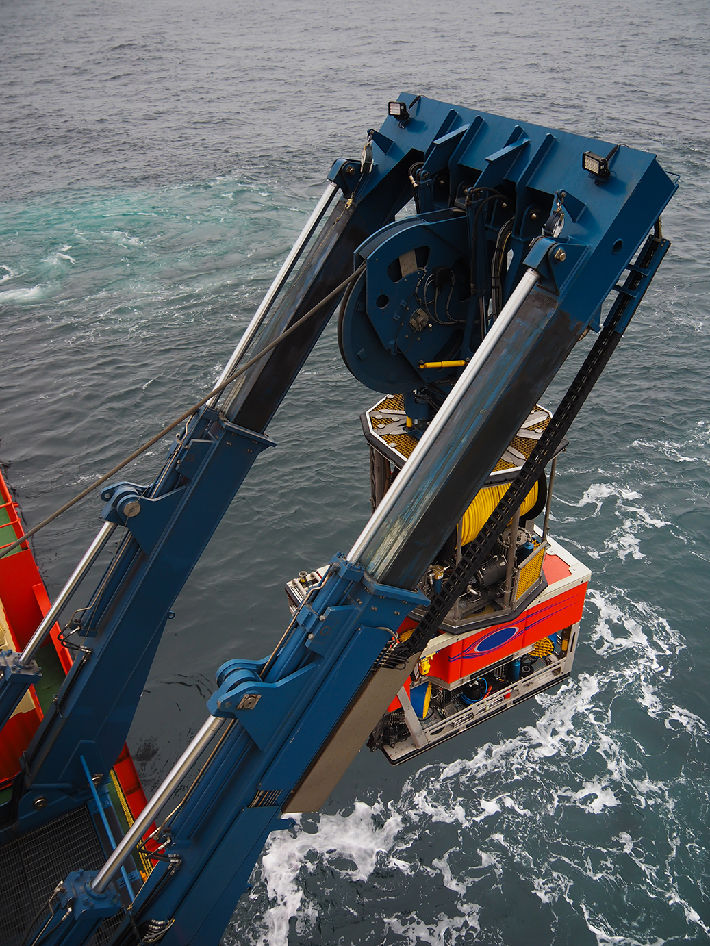 ROV o veicolo operato a distanza su una nave in mare e lanciato in acqua tramite LARS.